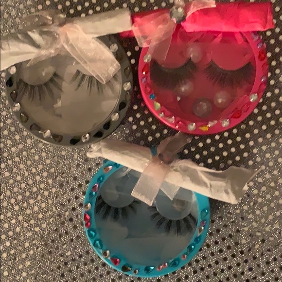 Lashes - Picture 4 of 4